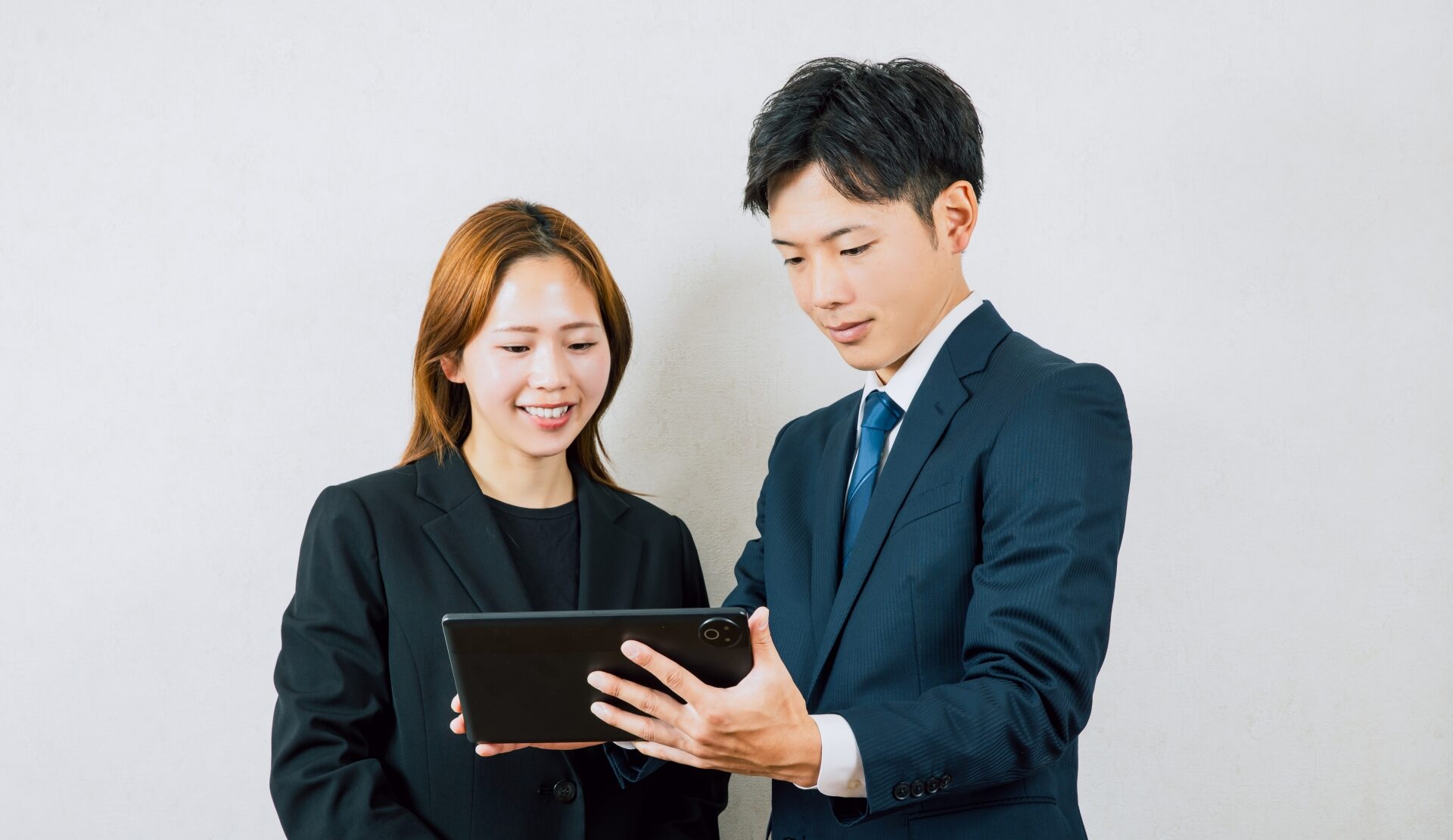 タブレットで説明するビジネスマン