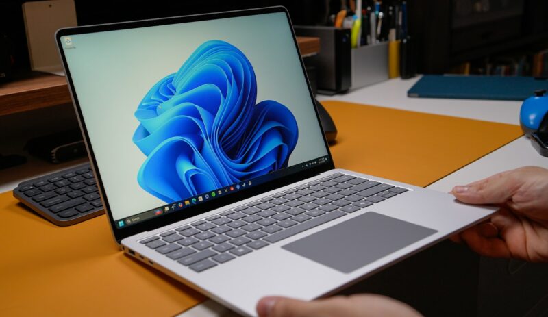 パソコンを持ち上げる